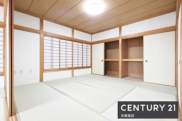 【　2階和室　/　8帖　】収納完備で居住空間を広々使える和室引き戸を開ければ横の和室と繋がりより開放的な空間に！
