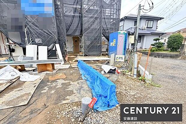 【 駐車場 / parking 】並列2台可能な駐車スペースご夫婦それぞれのお車をお家の前に停めることができます