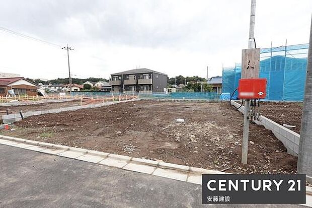 【 駐車場 / parking 】並列3台可能な駐車スペースご夫婦それぞれのお車をお家の前に停めることができます