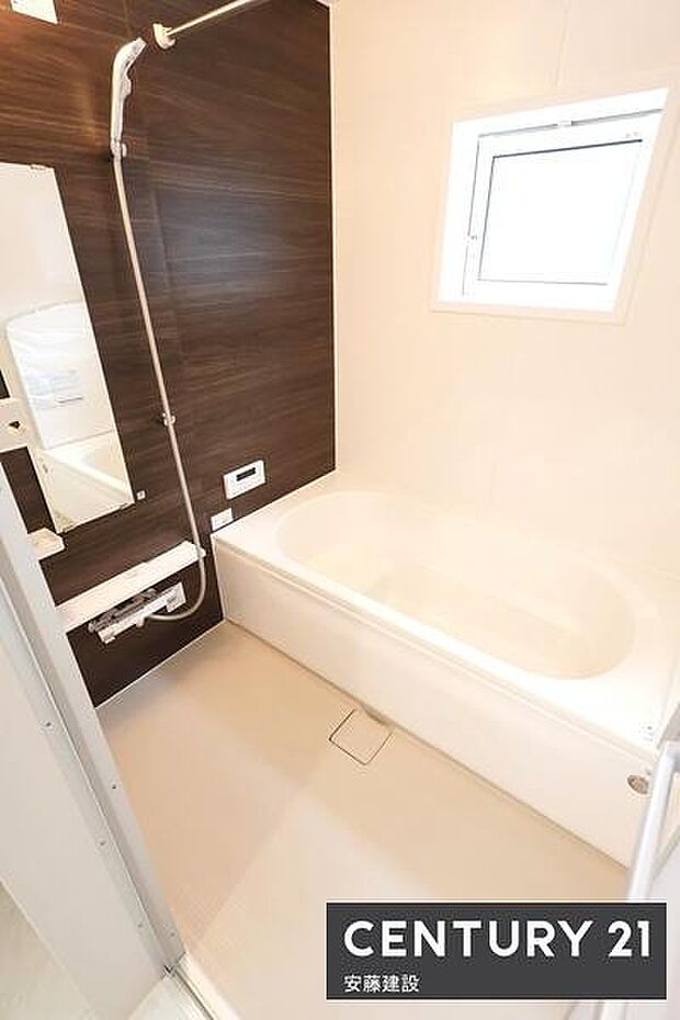 【　浴室　/　Bathroom　】ゆったりと至福のバスタイムを過ごせそうな清潔感ある浴室ホスクリーンが備わっており、雨の日でも室内部屋干し可能