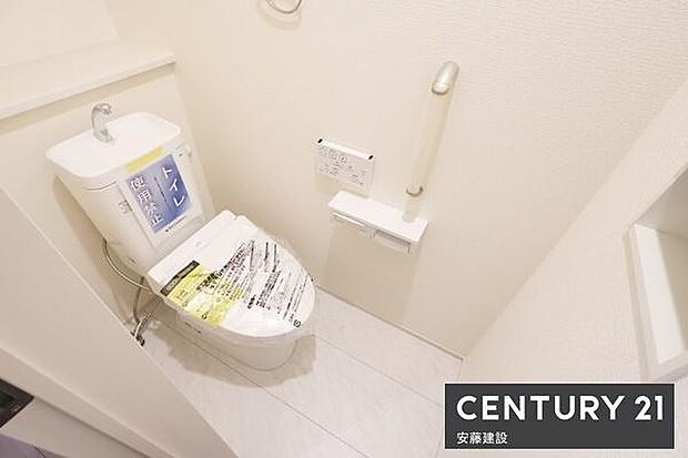 【　トイレ　/　toilet　】明るく清潔的なウォッシュレット付きトイレトイレットペーパーや掃除用具を置ける棚付き