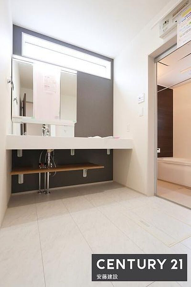 【　洗面所　/　Washroom　】フルフラットな洗面化粧台完備の洗面所！キャスター付きのかごなども置けて便利なオープン収納仕様