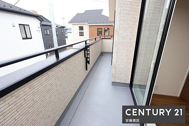 【　バルコニー　/　Balcony　】2部屋から出入可能な南西向きバルコニー！一部ワイドのため洗濯物の量が多くても安心です