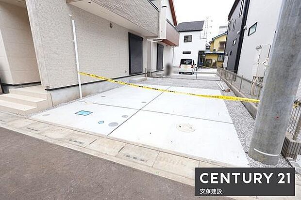 【　駐車場　/　parking　】並列2台可能な駐車スペースご夫婦それぞれのお車をお家の前に停めることができます