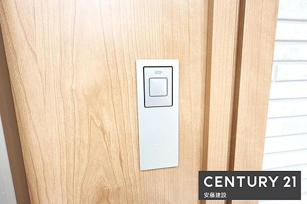 【　玄関電子キー　】ワンタッチで施開錠可能なスマートキー搭載！買い物帰りや雨の日、子どもと手が離せないときでもすぐに施錠できてうれしい機能