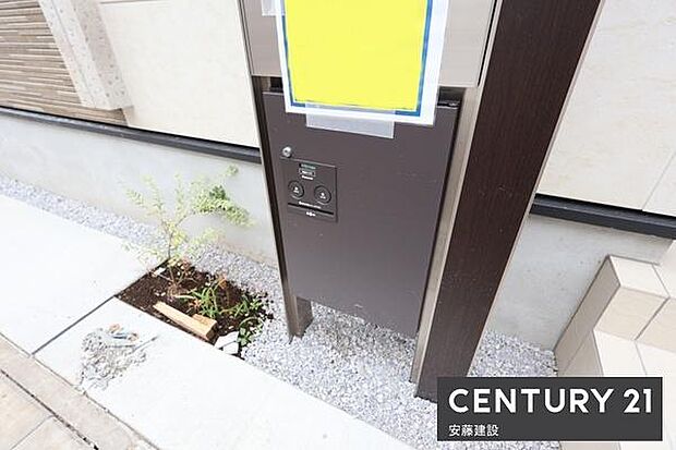 【　宅配ボックス　】忙しい日にも荷物が簡単に受け取れる宅配ボックス完備再配達の手間が省け、ネットショッピングを頻繁に利用する方や共働きのご家庭に大活躍です！