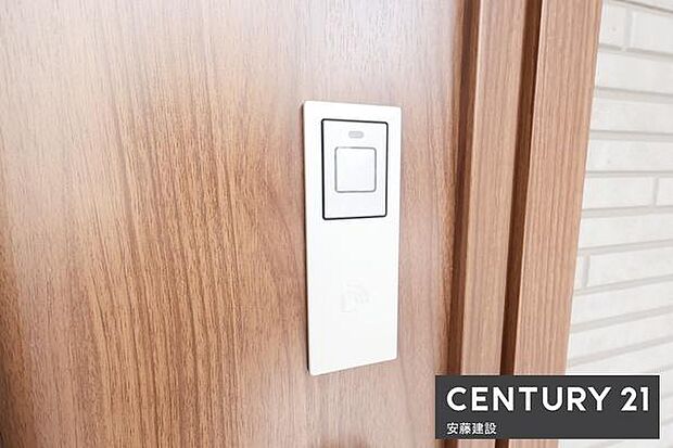 【　玄関　/　entrance　】玄関は専用キーが鞄にあればワンタッチで開閉可能なスマートキー搭載！買い物帰りや雨の日、子どもと手が離せないときでもすぐに施錠できてうれしい機能