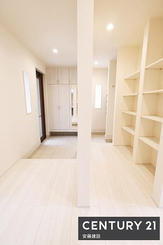 【　玄関　/　entrance　】住む人を毎日見送り迎え入れる、落ち着いた雰囲気の玄関！2way玄関で土間収納とWIC完備