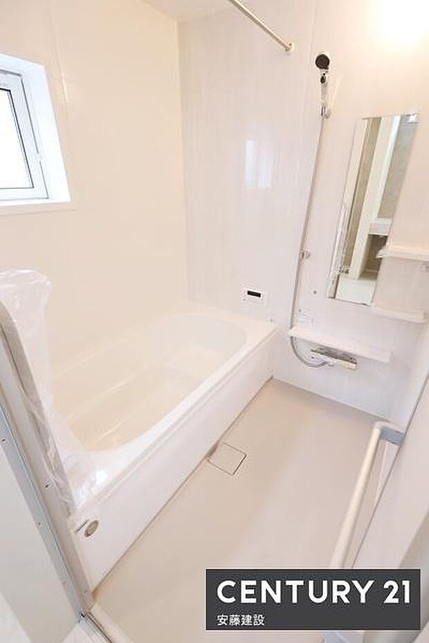 【　浴室　/　Bathroom　】ゆったりと至福のバスタイムを過ごせそうな清潔感ある浴室ホスクリーンが備わっており、雨の日でも室内部屋干し可能