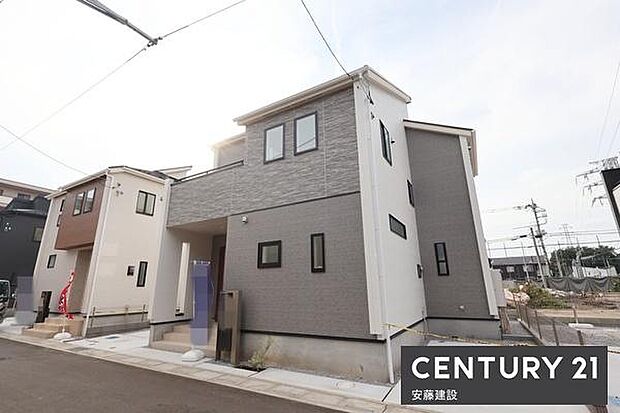 建物を真ん中に両脇駐車可能！お車1台の方は1つを駐輪場や倉庫スペースとしてるかえて便利です♪