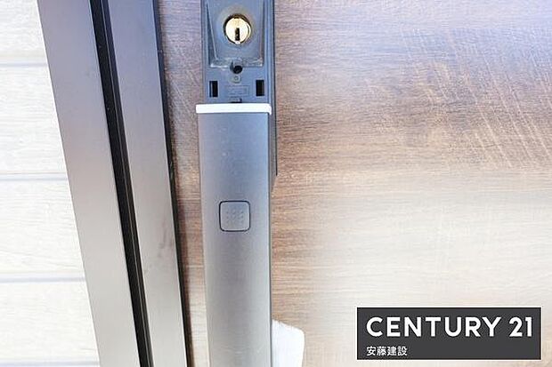 【　玄関　/　entrance　】玄関は専用キーが鞄にあればワンタッチで開閉可能なスマートキー搭載！買い物帰りや雨の日、子どもと手が離せないときでもすぐに施錠できてうれしい機能