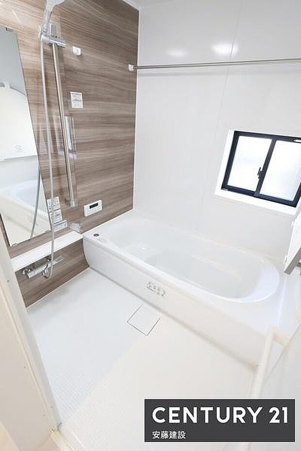【　浴室　/　Bathroom　】ゆったりと至福のバスタイムを過ごせそうな清潔感ある浴室ホスクリーンが備わっており、雨の日でも室内部屋干し可能