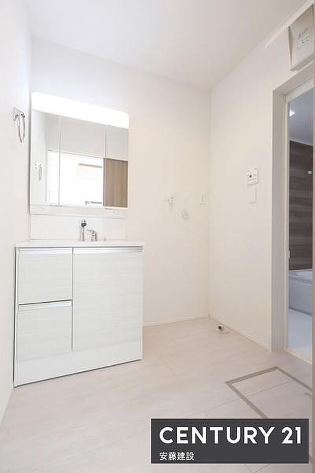 【　洗面所　/　Washroom　】清潔感溢れる洗面所は、家族みんなが快適に使えるよう配慮された空間バタバタしがちな朝の時間も、ゆとりをもって過ごせます！