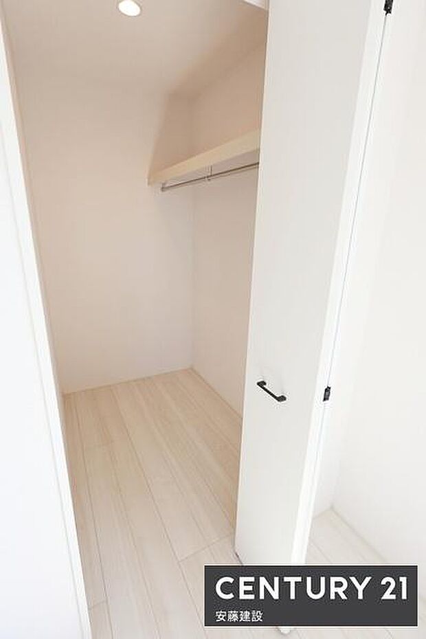 【　WIC　】毎日の洋服選びも楽しめるWIC完備！洗濯物を畳まずにそのまま取り込んでラックにかけるだけの快適収納