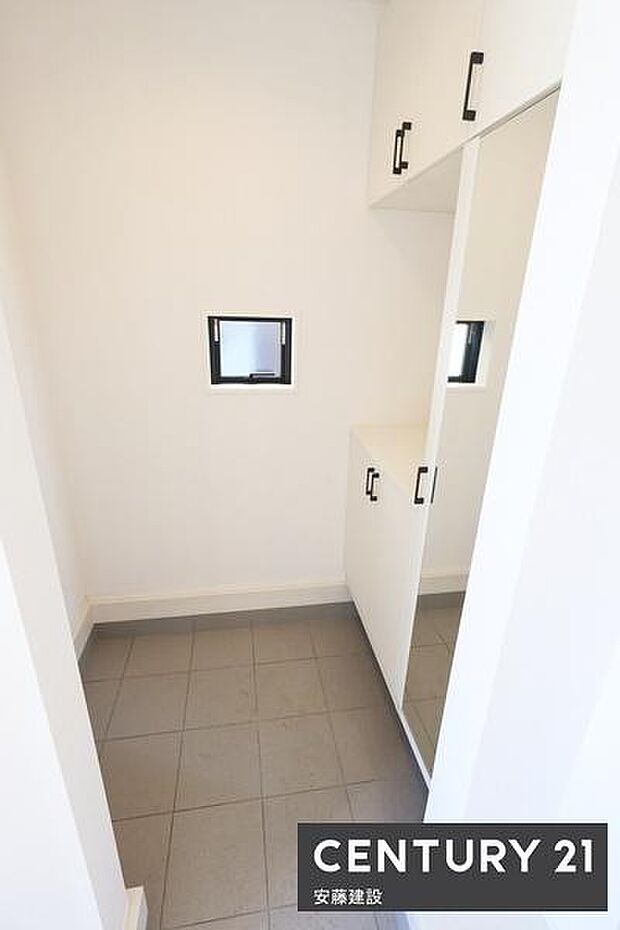 【　SIC　】かさばりやすいベビーカーやアウトドア用品、濡れた雨具もそのまま収納可能なSIC完備カーテンなどを用意すれば来客時にさっと隠せる間取