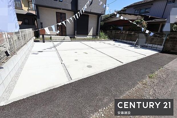 【　駐車場　/　parking　】並列3台可能な駐車スペースご夫婦それぞれのお車をお家の前に停めることができます