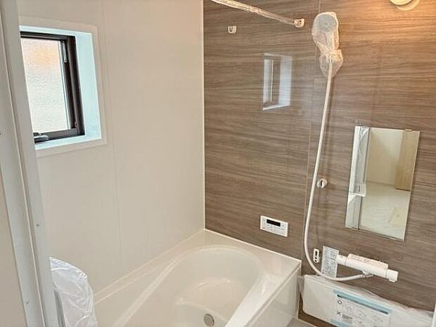 【 浴室 / Bathroom 】ゆったりと至福のバスタイムを過ごせそうな清潔感ある浴室