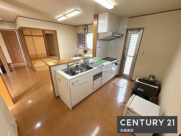 【　キッチン　/　Kitchen　】リビングを見渡せるオープンキッチンで、お料理の受け渡しもスムーズ