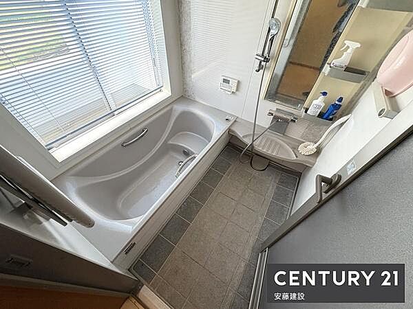 【　浴室　/　Bathroom　】ゆったりと至福のバスタイムを過ごせそうな清潔感ある浴室
