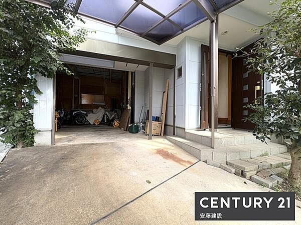 【　駐車場　/　parking　】駐車1台可能なスペース奥のガレージと合わせて駐車2台可能※車種制限有