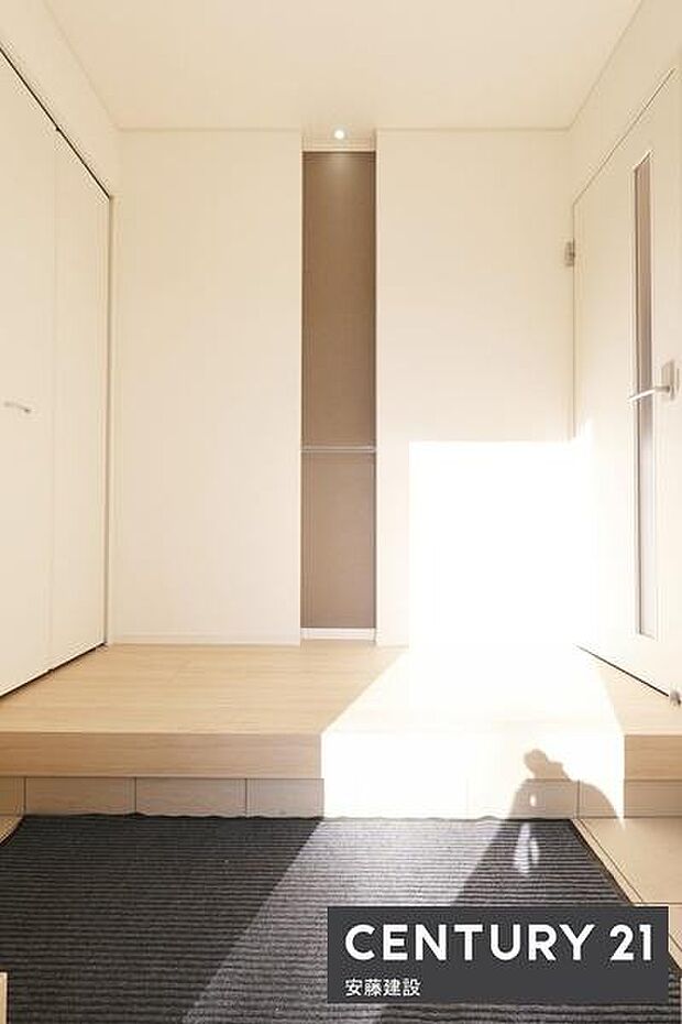 【 玄関 / entrance 】清潔感あふれる玄関は、帰宅・来客を心地よく迎えてくれます。