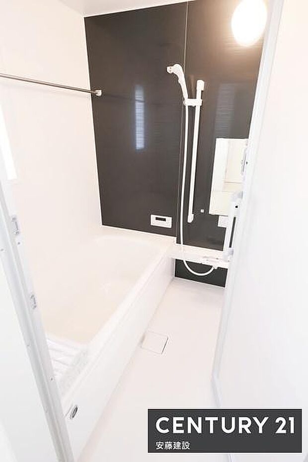 【 浴室 / Bathroom 】ゆったりと至福のバスタイムを過ごせそうな清潔感ある浴室