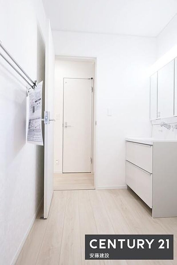 【 洗面所 / Washroom 】清潔感溢れる洗面所は、家族みんなが快適に使えるよう配慮された空間バタバタしがちな朝の時間も、ゆとりをもって過ごせます!