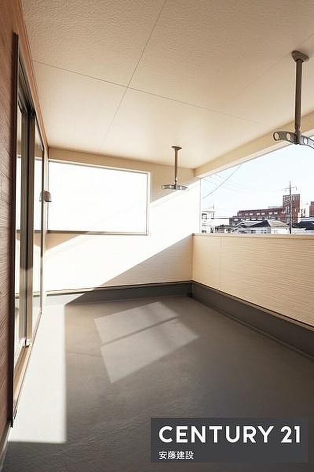 【 バルコニー / Balcony 】天候を気にせず洗濯ができるインナーバルコニー!ワイドバルコニーのため洗濯物の量が多くても安心です