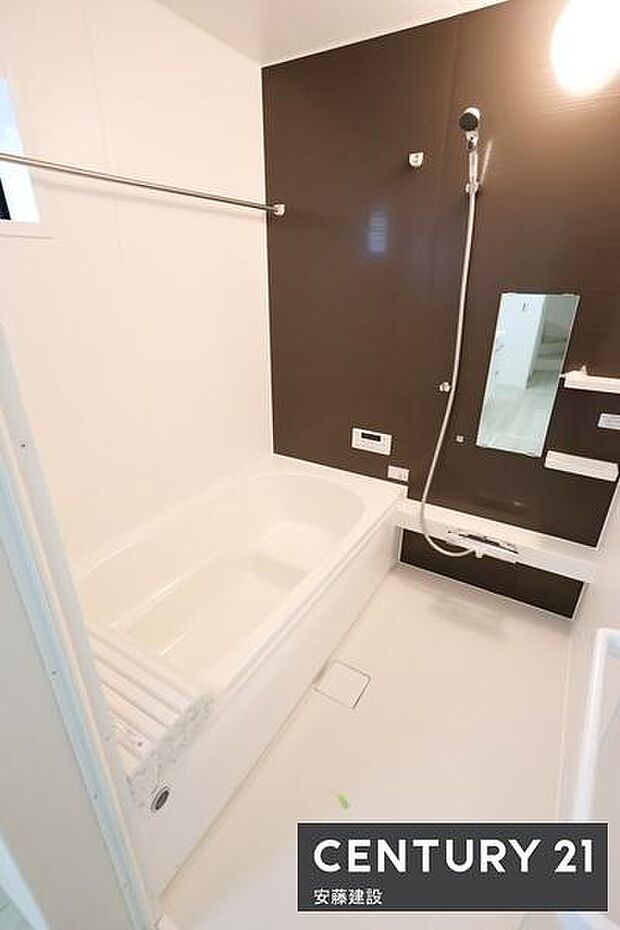 【 浴室 / Bathroom 】ゆったりと至福のバスタイムを過ごせそうな清潔感ある浴室窓があり換気もばっちりできます!