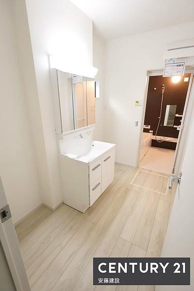 【 洗面所 / Washroom 】清潔感溢れる洗面所は、家族みんなが快適に使えるよう配慮された空間室内物干し等を設置すればランドリールームとしても使えるゆとりのスペース