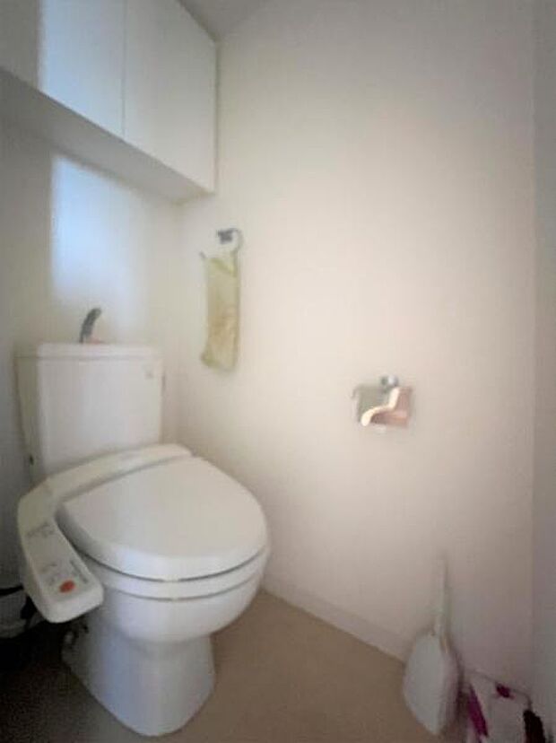 清潔感のある白を基調としたトイレになります。