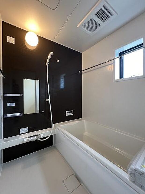 ダーク色をアクセントにした清潔感のあるバスルーム。窓付きで換気もしやすいです。