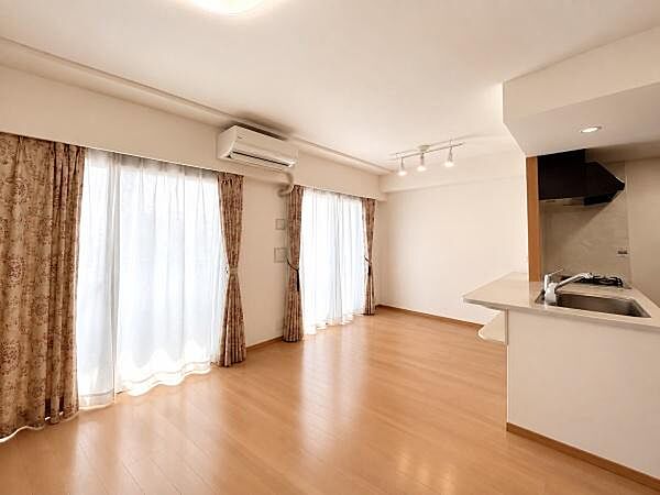 床はフローリングになります。※室内写真はAIの加工で家具を消していますのでイメージになります。