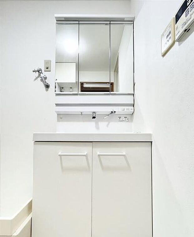 令和2年に新調した三面鏡(収納)付き洗面台です。背面には小物入れ等もあるので、タオルや洗剤等の置場として利用出来ますね。