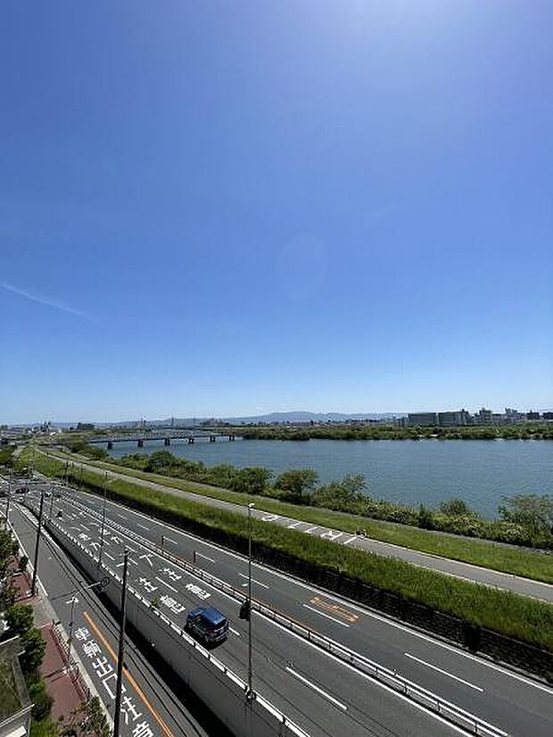 何といっても当物件最大のおすすめポイントはこのバルコニーからの眺望です。一級河川「淀川」を一望できる圧巻の景色は大阪市内五つ星ホテルも顔負けであります。ぜひ現地のご内覧をオススメ致します！