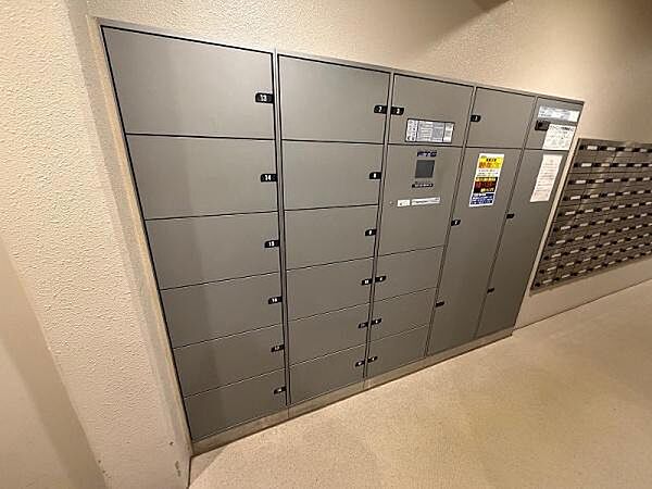 平成27年築の築浅中古マンション。共用部からは2重のオートロックが採用されており、安心の防犯性を備えております。宅配ボックスも完備されており、ネットショッピングが主流の現代でもストレスフリーです。