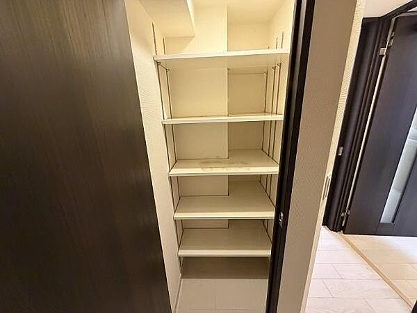 玄関靴収納は、奥行のあるＬ字のシューズクロークを採用。高さを自由に変えられる可動式棚になっておりますのでブーツなど高さのある靴の収納も勿論、下段を物置として活用する事も自由自在に可能です。