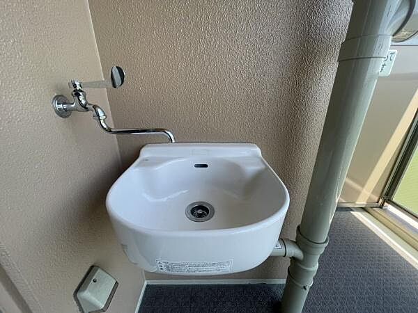 泥だらけの靴やユニフォームなど、室内で洗いたくないものもスロップシンクがあれば安心！
