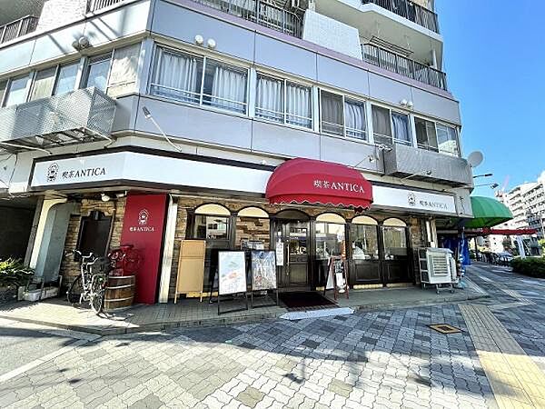 1階部分には喫茶店があります。駅近につき近隣にも複数の飲食店があるので大変便利な立地です！