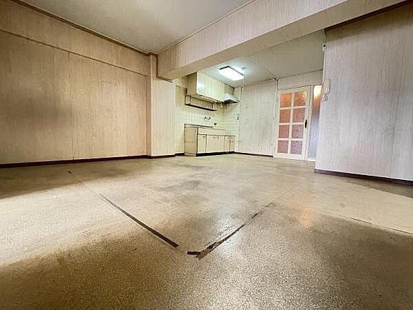 現状の室内写真となります。お客様のお好みのリフォームをして頂けますので、無限の可能性が広がります。ご家族でリフォーム内容を考える時間も楽しいですよ。
