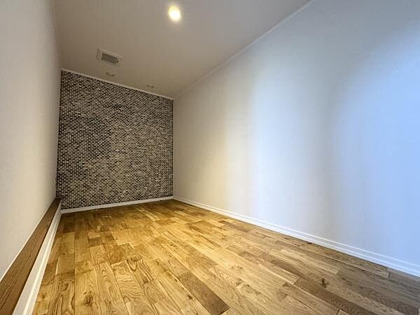 広々とした納戸スペースを確保。季節物や家電、アウトドア用品など幅広く収納でき、居住空間を広く有効活用できます。
