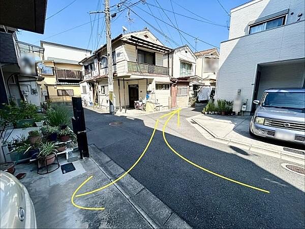 全面道路がＴ字路になっておりますので、駐車がしやすく運転の苦手な方でも安心して停めれます。