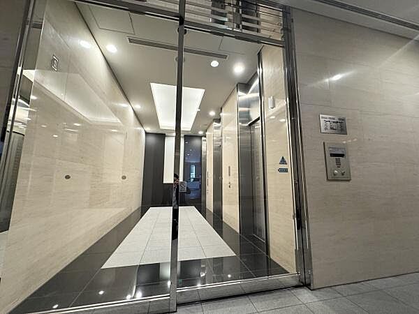 二重のオートロックを採用し、セキュリティ面にも配慮されたマンション。建物内への不審者の侵入を抑制し、居住者の安心な暮らしをサポートします。共用部分も清潔感があり、管理の行き届いた印象です。