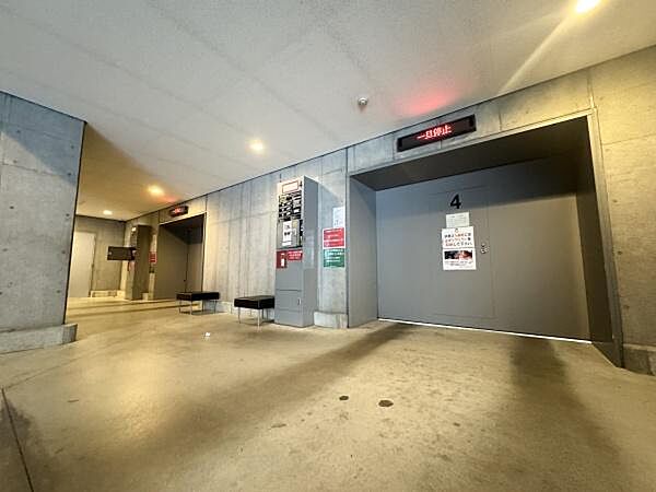 敷地内に設けられた駐車場用エレベーター。屋内に設置されているため、雨風の影響を受けにくく、大切なお車を保管するうえでも嬉しい設備です。