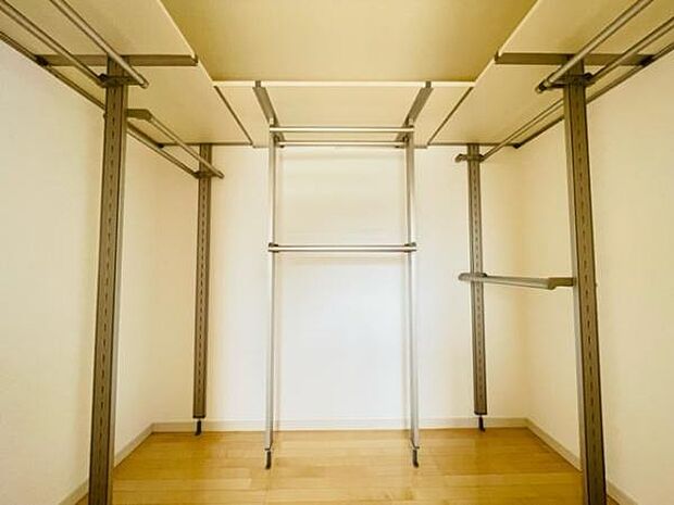 寝室クローゼット。大容量の収納スペースをしっかり設けることで、お部屋を広く使うことができます。