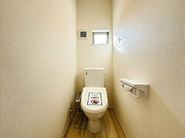 1階トイレ　窓があり明るく通気できますね。
