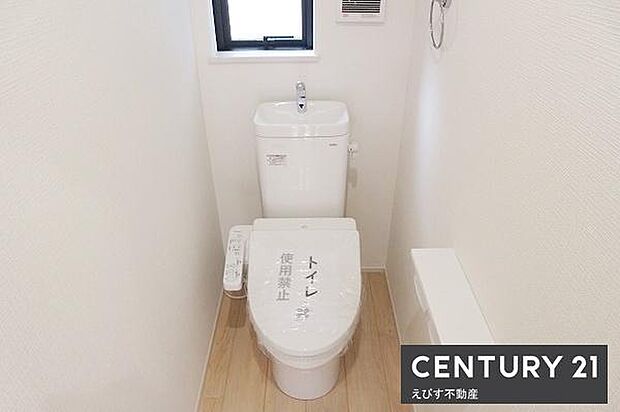 トイレには快適な温水洗浄便座付