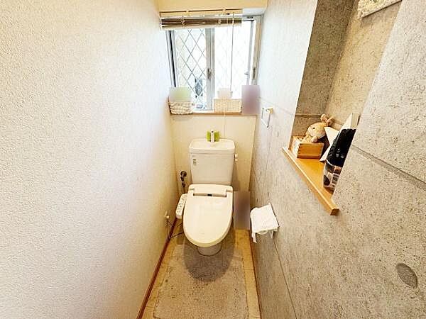 トイレには快適な温水洗浄便座付