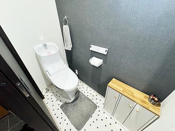 トイレには快適な温水洗浄便座付