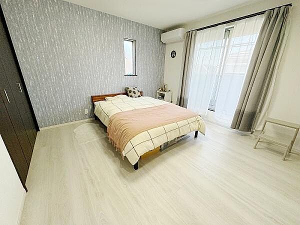 明るい光が射し込む陽だまり空間です